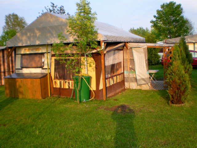 Wohnwagen mit Vorzelt überdacht - Camping - Leinefelde