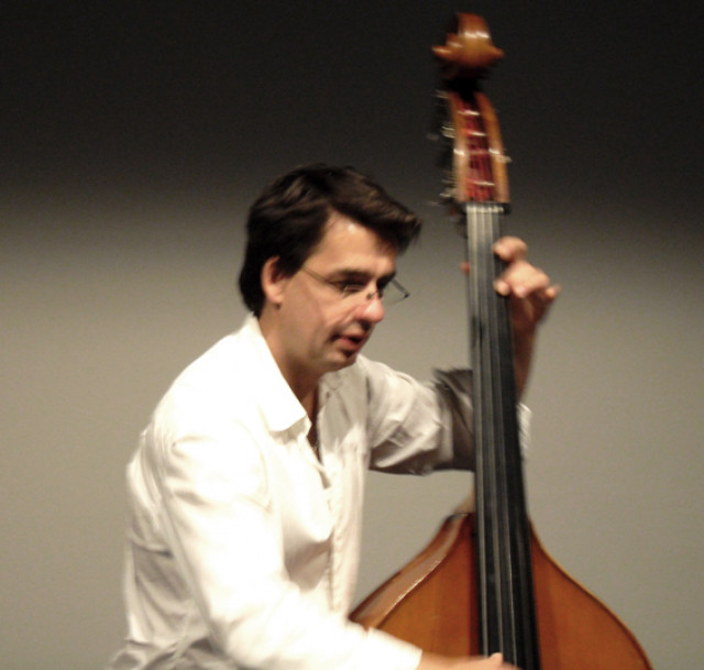 Kontrabassist unterrichtet. - Musik - München