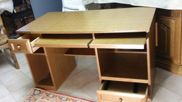 Echter Eichenholz-Schreibtisch preiswert, und ein kleiner Büroschrank