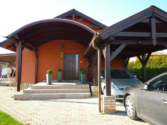 Familienhaus mit 1700 qm Grundstück - Immobilien -  jbarok