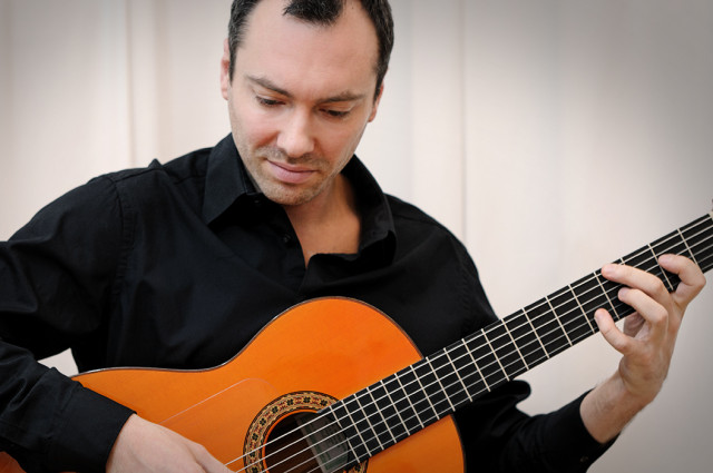 Gitarrist spielt stilvolle Dinnermusik / Hintergurndmusik - Musik - Wuppertal