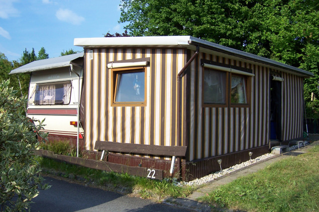 Wohnwagen mit festem Vorbau; Stellplatz am Hennesee/Sauerland - Camping - Paderborn